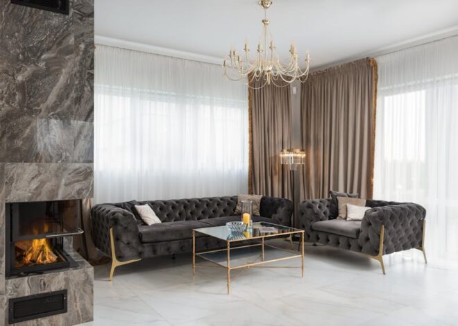 Tapczan przy kominku: bezpieczne odległości, tkaniny i ustawienie bez wpadek