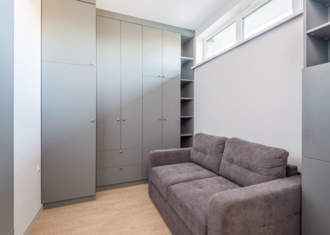 Tapczan a szafa przesuwna: odległości, rozkładanie i bezpieczny układ w małym salonie