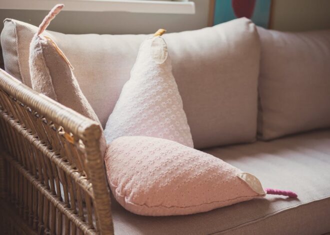 Kolor i wzór tapczanu: jak dobrać pod plamy, sierść i światło w polskim salonie