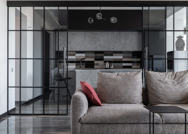 Tapczan w salonie z aneksem kuchennym: strefowanie, zapachy i tkaniny odporne na plamy