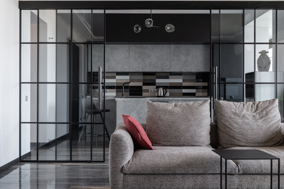 Tapczan w salonie z aneksem kuchennym: strefowanie, zapachy i tkaniny odporne na plamy