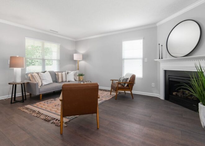 Tapczan przy kominku lub kozie: bezpieczne odległości, tkaniny i ustawienie bez ryzyka